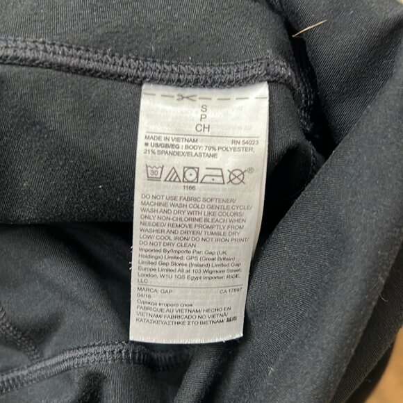 GapFit Blackout Full Panel Capris -Maternity - Picture 7 of 7